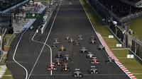 Pemandangan selepas start balapan F1 GP Malaysia di Sirkuit Sepang pada Minggu (2/10/2016). Balapan tersebut dimenangi oleh pebalap Red Bull asal Australia, Daniel Ricciardo. (Motorsport)