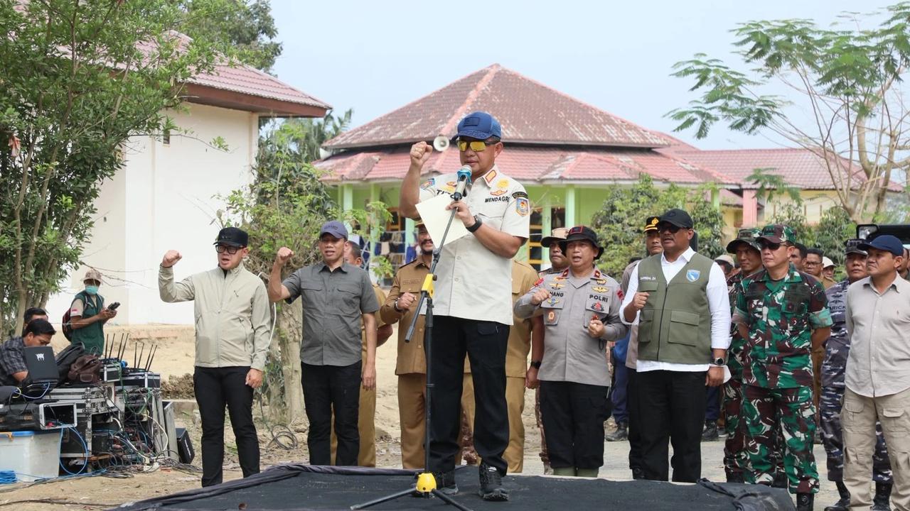 Mendagri Tito Karnavian saat memimpin Apel Pemulangan Praja IPDN dan ASN Kemendagri Gelombang I di Aceh Tamiang