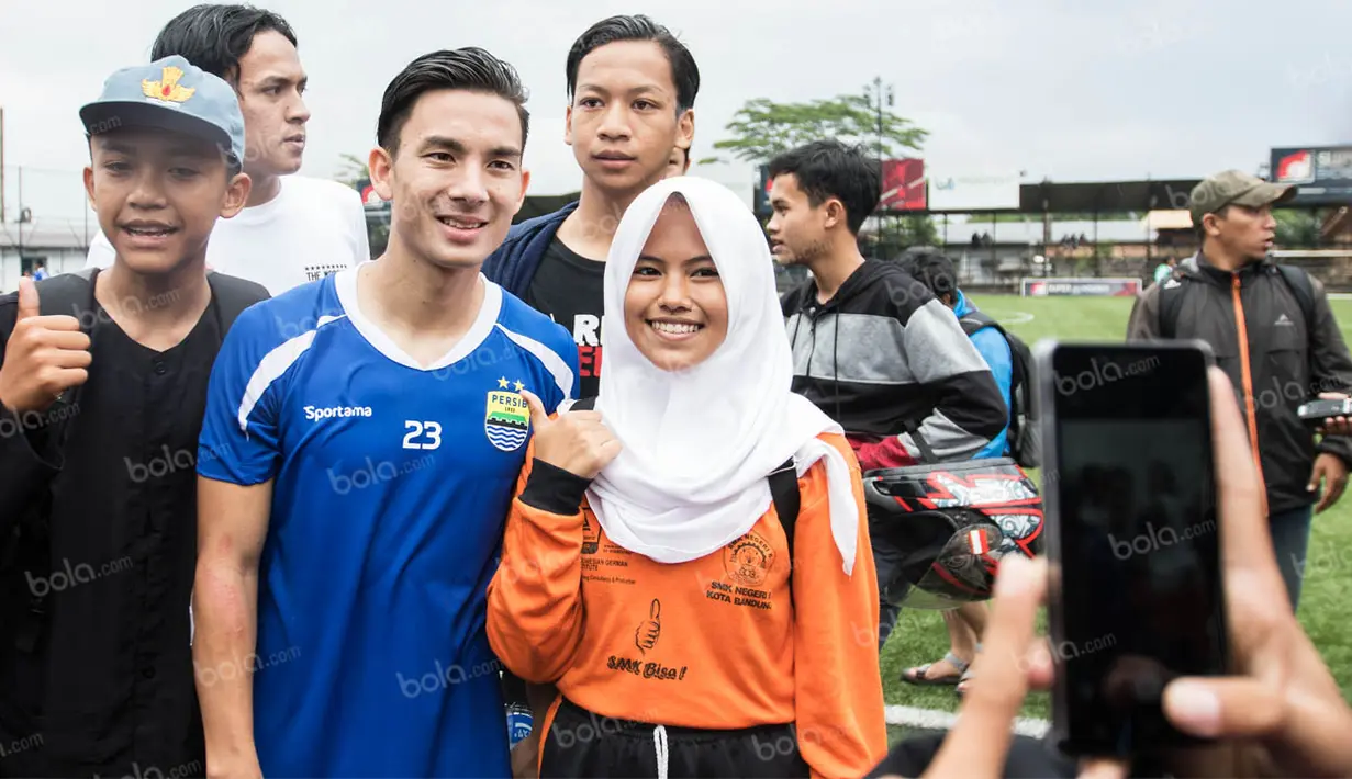 Namun pada laga perdananya di Torabika Soccer Championship 2016, Kim Jeffrey Kurniawan dianggap beberapa Bobotoh bermain di bawah standarnya. (Bola.com/Vitalis Yogi Trisna)