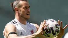 Kapten timnas Wales, Gareth Bale memegang bola selama sesi latihan tim di Stadion Olimpiade Baku di Baku, Azerbaijan, Jumat (11/6/2021). Pertandingan kedua Grup A Euro 2020 akan mempertemukan antara Wales vs Swiss pada Sabtu malam (12/6). (AP Photo/Darko Vojinovic)