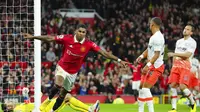 Pemain Manchester United (MU) Marcus Rashford merayakan gol ke gawang West Ham United di stadion Old Trafford di Manchester, Inggris, Minggu, 30 Oktober 2022. (AP Photo/Jon Super)