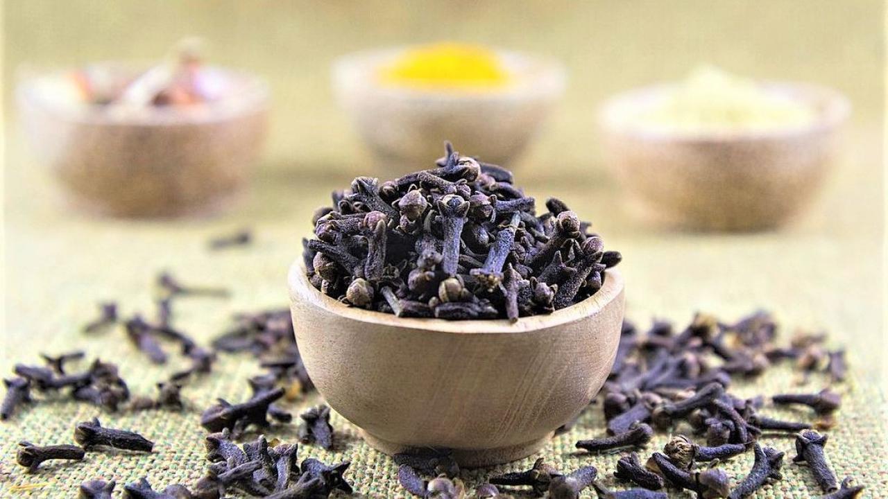 11. Cengkeh<br>Cengkeh merupakan salah satu tanaman yang bermanfaat bagi kesehatan dan kecantikan. Minyak cengkeh mengandung eugenol asetat, eugenol, dan caryophyllene. Sering digunakan untuk bahan dasar minyak wangi.