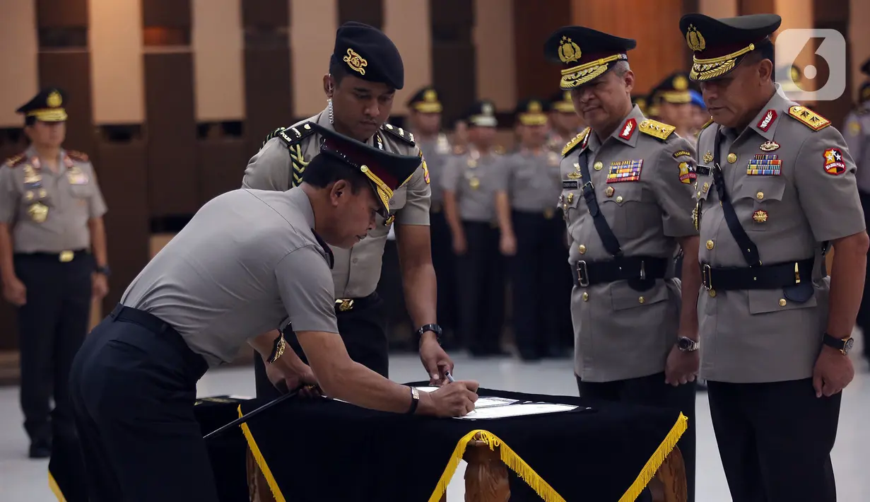 Kapolri Jenderal Idham Azis berita menandatangani acara serah terima jabatan bagi Irjen Firli Bahuri sebagai  Kabaharkam Polri menggantikan Komjen Condro Kirono di Bareskrim Polri, Selasa (19/11/2019). Kapolri memimpin upacara sertijab sejumlah perwira tinggi (pati). (Liputan6.com/Johan Tallo)