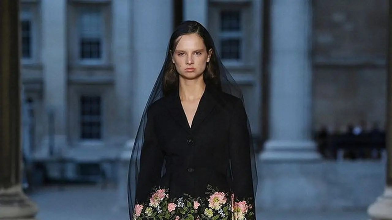 London Fashion Week Diselimuti Duka, Erdem Hadirkan Koleksi Gaun Ratu Elizabeth II Saat Penobatan