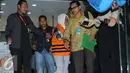 Bupati Klaten Sri Hartini usai di periksa KPK, Jakarta, Sabtu (31/12). Sri Hartini diduga menerima suap terkait dengan promosi jabatan dalam pengisian susunan organisasi dan tata kerja organisasi perangkat daerah. (Liputan6.com/Helmi Affandi)