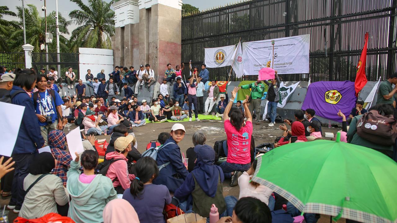 FOTO: Menagih Janji Pemerintah, Aksi Piknik Nasional Rakyat di Depan Gedung DPR