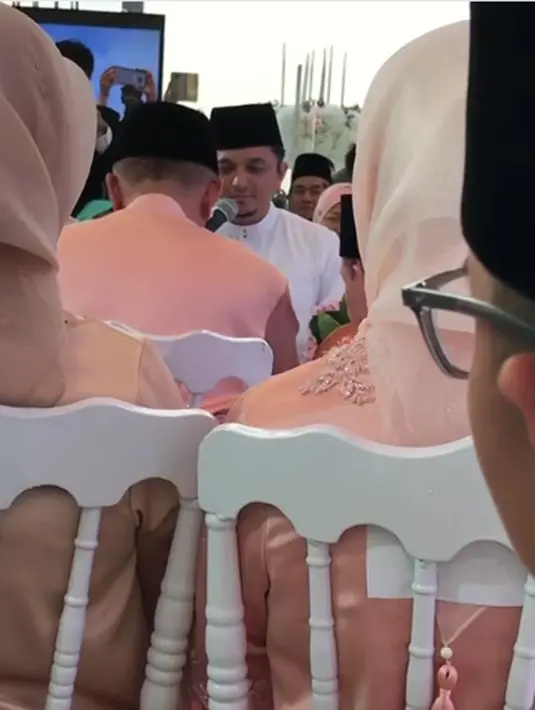 Pernikahan mereka pun kini dinyatakan sah secara agama Islam. Doa dan pujian pun langsung mengalir di ruangan tersebut. Menurut akun officialhlive, pernikahan keduanya berlangsung sekitar pukul 6.57 petang waktu Malaysia. (Instagram/melly_goeslaw)