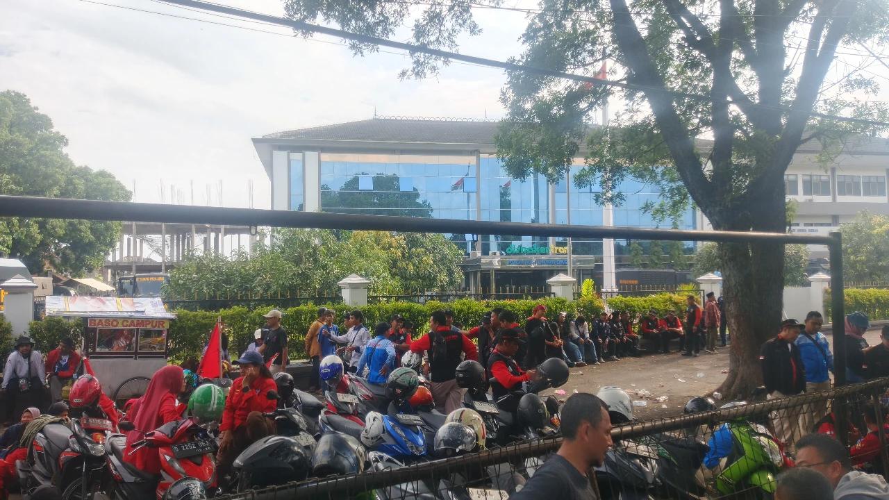 Buruh di Jabar Gelar Unjuk Rasa di Kantor Disnakertrans, Tuntut Kembali Revisi UMSK 2026