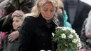 Ekspresi keluarga korban menahan kesedihan saat meletakkan bunga di depan Bandara Internasional St. Petersburg di Rusia, Minggu (1/11). Pesawat membawa 224 penumpang jatuh ke daerah pegunungan Sinai usai kehilangan kontak radar. (AFP PHOTO/OLGA MALTSEVA)