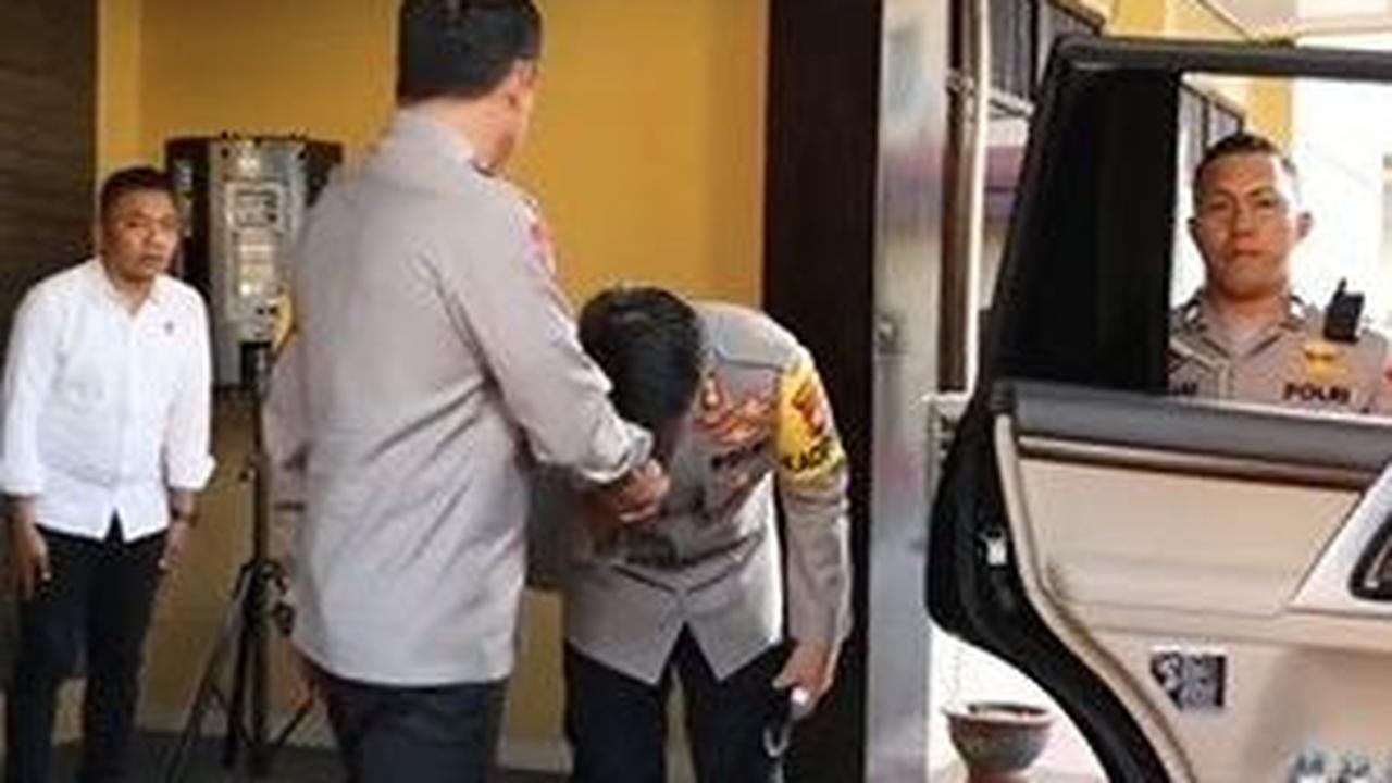 Dalam video, AKBP Awaludin selaku Kapolres tampak mengantarkan langsung Irjen Rian menuju mobilnya.