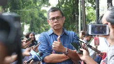 Sekjen Partai Demokrat Hinca Panjaitan memberi keterangan saat tiba di rumah Prabowo Subianto di Kertangara, Jakarta, Jumat (28/6/2019). Prabowo mengumpulkan sekjen partai koalisi Adil Makmur untuk membahas beberapa hal usai putusan MK terkait sengketa Pilpres 2019. (Liputan6.com/Angga Yuniar)