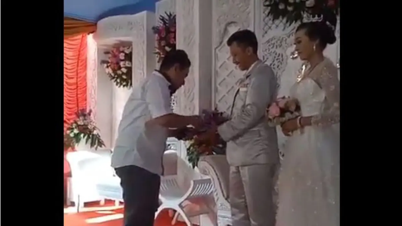 [Bintang] Pengantin Ini Sediakan Mesin Gesek ATM Buat Para Tamunya