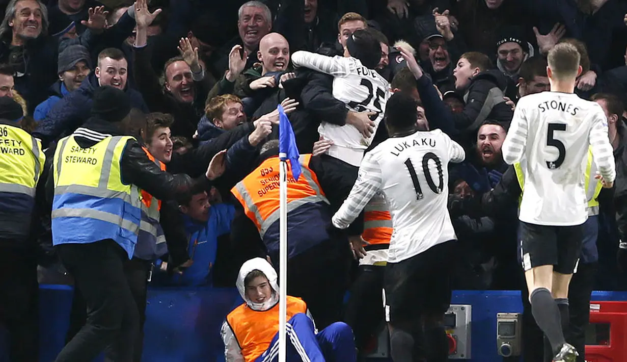 Bek Everton, Ramiro Funes Mori, menghampiri fans usai mencetak gol ke gawang Chelsea. Gol tersebut merupakan yang kedua bagi pemain asal Argentina itu pada musim pertamanya bersama The Toffees. (Reuters/Stefan Wermuth)