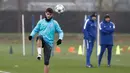 Penyerang Chelsea Alvaro Morata berusaha mengontrol bola saat latihan di fasilitas latihan Chelsea Cobham di Stoke D'Abernon, sebelah barat daya London (19/2). Chelsea akan bertanding melawan Barcelona di Stamford Bridge. (AFP Photo/Adrian Dennis)