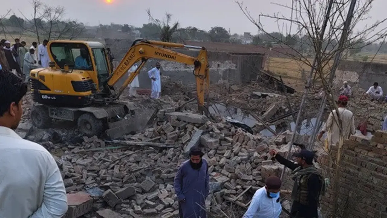 Petugas membersihkan puing-puing di lokasi serangan terhadap sebuah pos keamanan di Fatah Khel, Provinsi Khyber Pakhtunkhwa, Pakistan, pada Minggu (10/5/2026). Serangan tersebut terjadi pada malam sebelumnya.