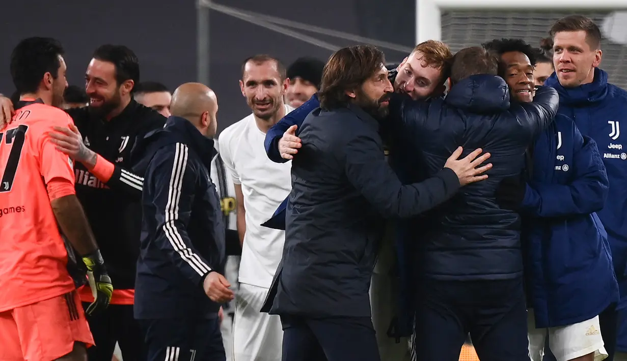 Para pemain Juventus dan manajer tim, Andrea Pirlo (tengah) merayakan kelolosan mereka ke partai final Coppa Italia 2020/21 usai bermain imbang 0-0 dengan Inter Milan dalam laga semifinal leg kedua di Juventus Stadium, Turin, Selasa (9/2/2021). (AFP/Marco Bertorello)