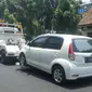 Mobil derek Dishub DKI saat menderek mobil pribadi di Jalan Diponegoro, Jakarta Pusat, Kamis (1/10/2015). (Liputan6.com/Audrey Santoso)