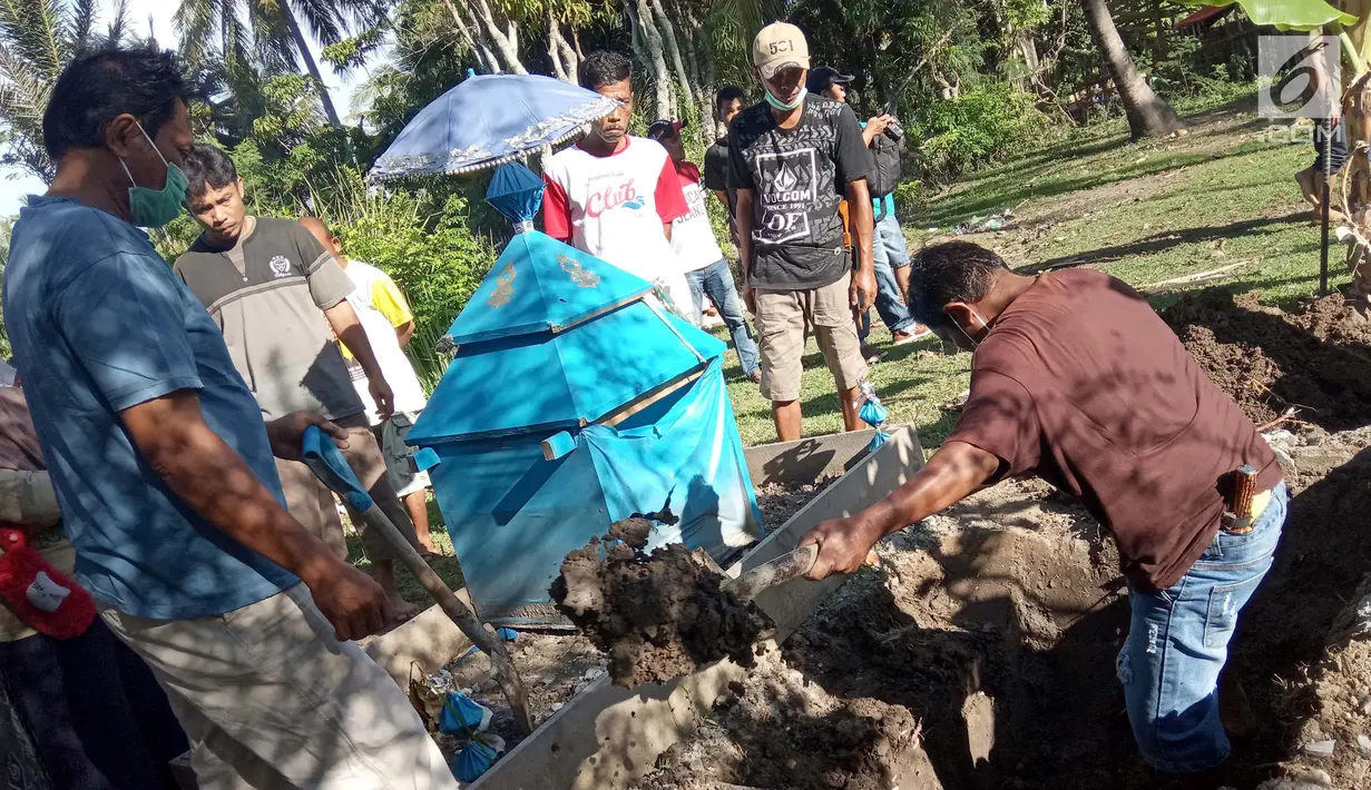 Pembongkaran kuburan di Desa Toto Selatan, Kabupaten Bone Bolango, Gorontalo, Sabtu (12/1). Pemilik lahan memblokade pintu masuk menuju kuburan sehingga keluarga memilih untuk memindahkannya. (Liputan6.com/Arfandi Ibrahim)