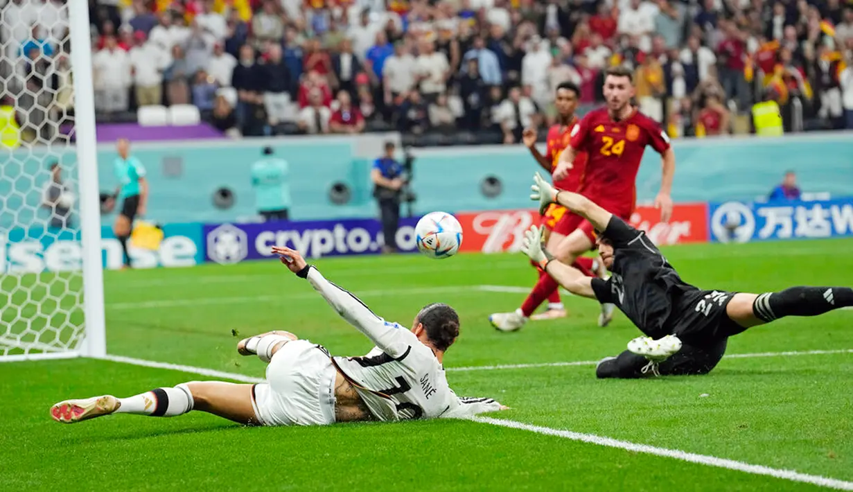Pemain Jerman Leroy Sane melewati garis saat berusaha mencetak gol ke gawang Spanyol pada pertandingan sepak bola Grup E Piala Dunia 2022 di Stadion Al Bayt, Al Khor, Qatar, 27 November 2022. Pertandingan berakhir imbang 1-1. (AP Photo/Ebrahim Noroozi)