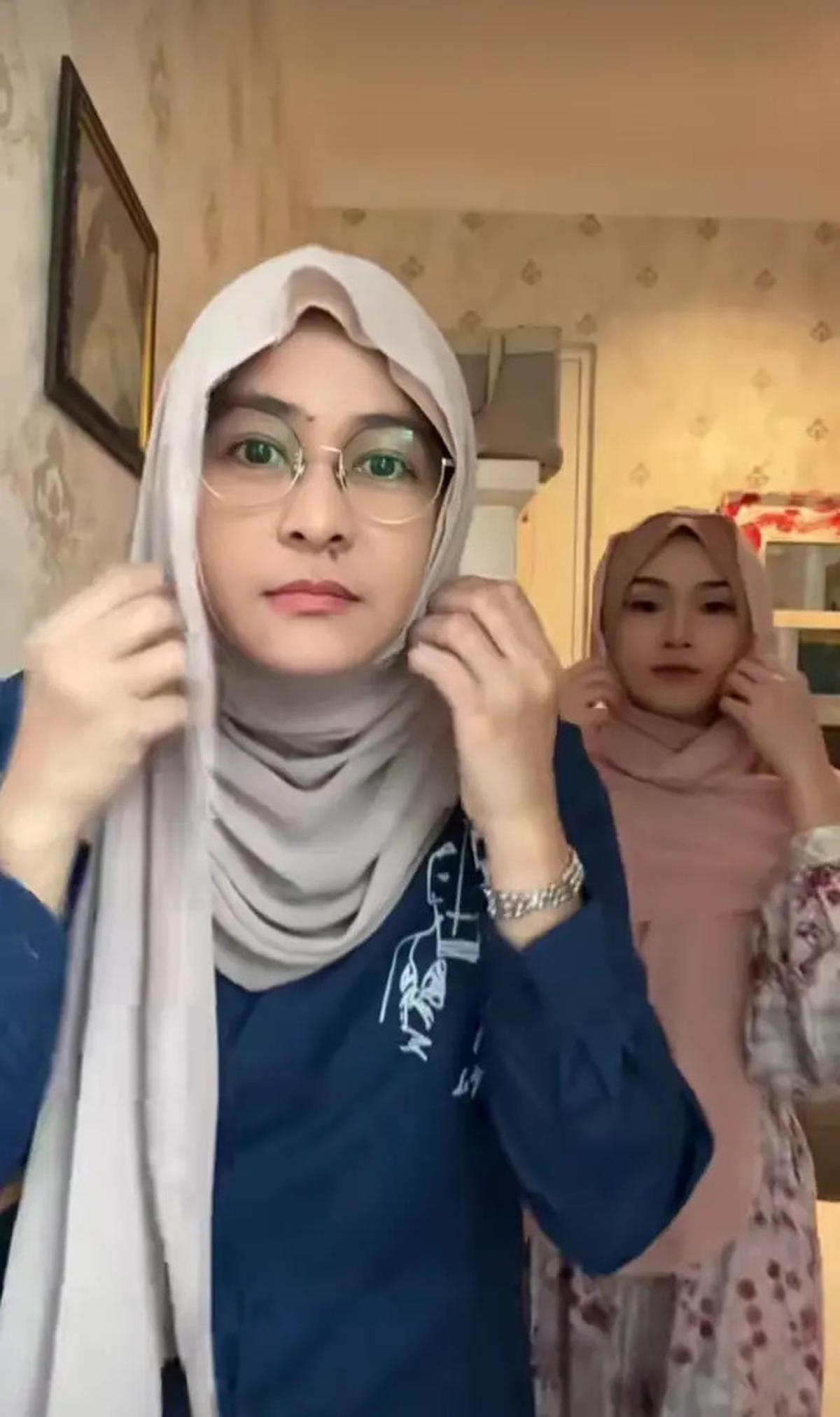 7 Potret Dara dan Mita Band Rock The Virgin Berhijab, Tampil Kalem