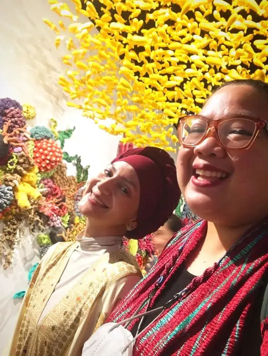 Tak sedikit yang menilai pesona artis berusia 44 tahun itu semakin bersinar usai memutuskan berhijab. (FOTO: instagram.com/wanda_hamidah)