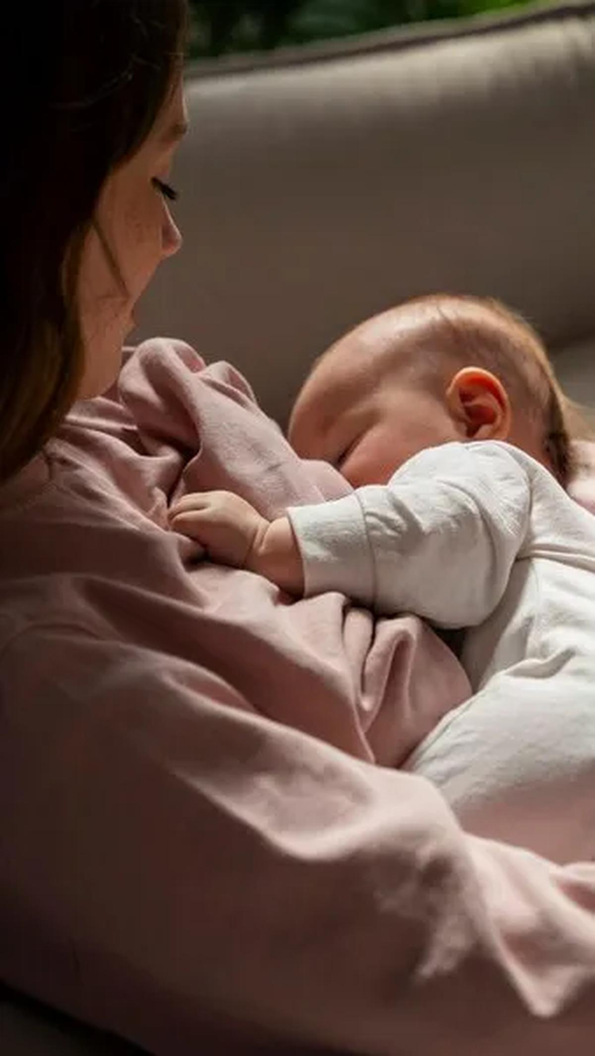 Penggunaan breast pad yang tepat akan membuat perjalanan menyusui menjadi lebih nyaman dan bebas dari kekhawatiran akan kebocoran ASI.