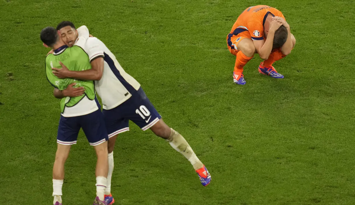 Kesedihan gelandang Belanda Joey Veerman usai kalah dari Inggris pada penghujung laga semifinal Euro 2024 di Signal Iduna Park, Kamis (11/7/2024). (AP Photo/Andreea Alexandru)