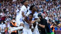 Pemain Real Madrid merayakan gol David Alaba ke gawang Barcelona pada El Clasico Liga Spanyol 2021/2022 di Camp Nou, Minggu (24/10/2021). (AFP/Josep Lago)