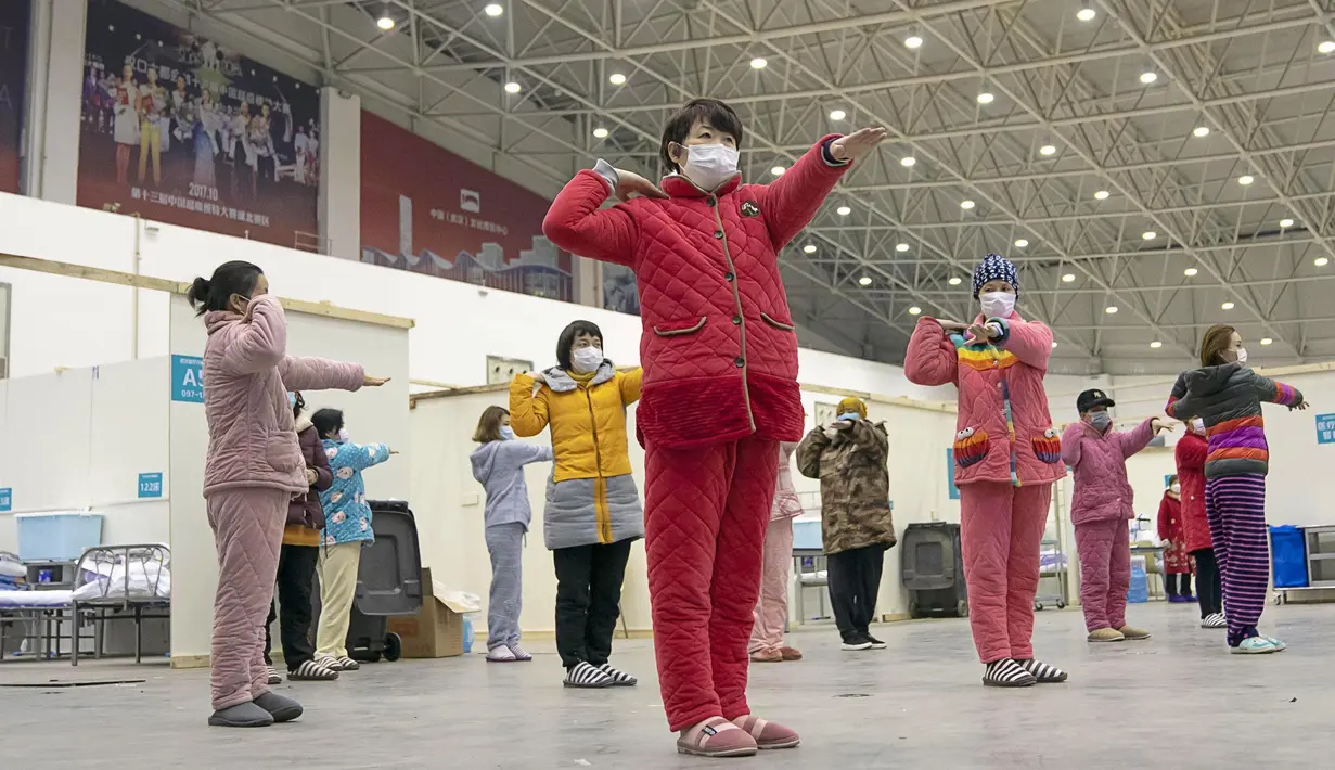 Pasien pengidap pneumonia coronavirus baru melakukan latihan yang dipimpin oleh staf medis di rumah sakit sementara yang dialihfungsikan dari "Ruang Tamu Wuhan" di Wuhan, Provinsi Hubei, China tengah, pada 10 Februari 2020. (Xinhua/Xiong Qi)