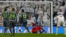 Kiper Real Madrid Thibaut Courtois gagal menepis tendangan penalti pemain Real Sociedad Willian pada laga pekan ke-18 La Liga Spanyol di Santiago Bernabeu, Minggu (6/1). Real Sociedad meraih kemenangan 2-0 atas Real Madrid. (AP Photo/Paul White)