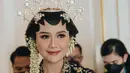 Gaya ningrat Erina Gudono di pernikahannya. Paes menghiasi wajahnya memancarkan pesona seorang pengantin Jawa dengan sempurna. [Foto: Instagram/erinagudono]