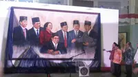 Lukisan berjudul “Obrolan 7 Presiden”, di mana Presiden RI pertama hingga ketujuh terlibat obrolan dalam suasana santai menarik perhatian pengunjung pameran. Foto: Istimewa. 