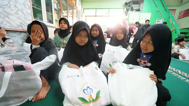 Perusahaan Umum Daerah (Perumda) Pembangunan Sarana Jaya melalui Dharma Wanita Sarana Jaya, menghelat kegiatan bhakti sosial di Panti Asuhan Rasulullah SAW dan Panti Asuhan Aisyiyah.