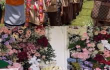 Viral Momen Pernikahan Guru SD, Dapat Hadiah Tak Biasa dari Para Muridnya