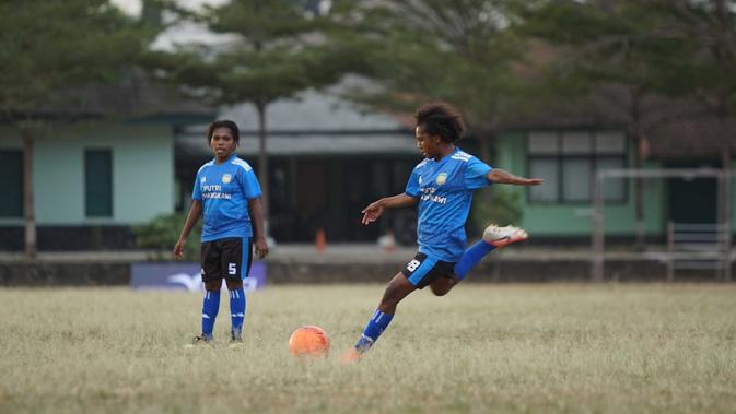 Penuh Talenta Pesepak Bola Putri Papua Liza Armanita