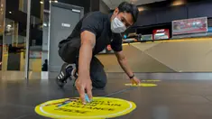 Seorang staf memasang penanda untuk mengingatkan pengunjung menjaga jarak sosial sebagai persiapan pembukaan kembali bioskop di Kuala Lumpur, Malaysia (26/6/2020). Pemerintah Malaysia mengizinkan bioskop dan teater untuk beroperasi kembali mulai 1 Juli mendatang. (Xinhua/Chong Voon Chung)