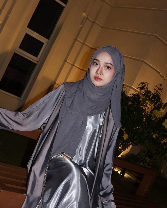 6. Inspirasi Busana Muslimah Modern