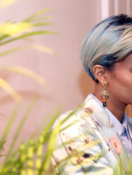 "Awalnya pas ngaca abis dimake-up ya agak takut, udah gitu syutingnya malam. Saya menenangkan diri saya, saya harus totalitas, saya menjalankan sesuatu yang saya sukai," imbuh Shareefa. (Nurwahyunan/Bintang.com)