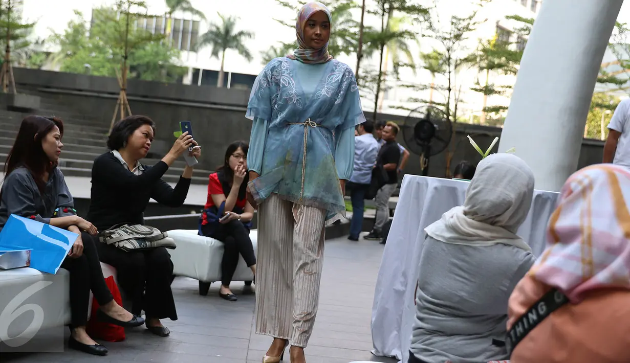 Mengambil momentum Ramadan dan Hari Raya Idul Fitri yang segera datang, Blibli.com berkolaborasi dengan desainer muda Ria Miranda menampilkan koleksi terbaru, Jakarta, Senin (15/5). (Liputan6.com/Immanuel Antonius)