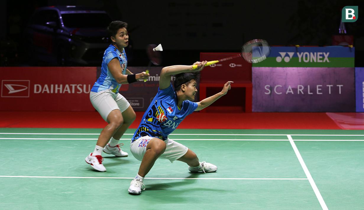 Di awal game kedua Apriyani/Siti Fadia sempat tertinggal hingga 7-8 namun akhirnya bisa menutup interval dengan keunggulan 11-9. (Bola.com/Ikhwan Yanuar)