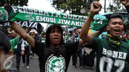 Pendukung Persebaya membentangkan syal saat merayakan kembalinya klub mereka ke kompetisi PSSI di Jalan Padjajaran, Bandung, Minggu (8/1). Berdasar putusan Kongres PSSI 2017, Persebaya 1927 kembali ke divisi utama. (Liputan6.com/Helmi Fithriansyah)