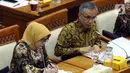 Ketua Dewan Komisioner OJK Wimboh Santoso (kanan) menyampaikan pemaparan saat rapat dengan Komisi XI DPR terkait pembenahan Jiwasraya di Kompleks Parlemen, Jakarta, Rabu (22/1/2020). Rapat tersebut juga membahas tentang pengawasan industri jasa keuangan. (Liputan6.com/Johan Tallo)