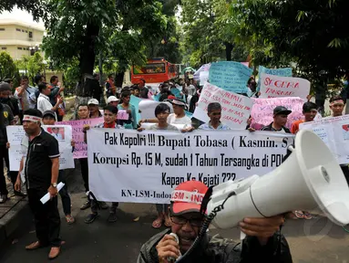 Ratusan massa dari LBH Masyarakat Toba Samosir berbondong-bondong mengepung Mabes Polri, Jakarta, Selasa (29/4/14). (Liputan6.com/Johan Tallo)