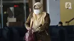 Kepala Badan Pemberdayaan Perempuan dan Keluarga Berencana (BP2KB) Kabupaten Bogor Siti Nurianty usai menjalani pemeriksaan di Gedung KPK, Jakarta, Senin (11/5/2020). Siti diperiksa sebagai saksi untuk tersangka mantan Bupati Bogor Rachmat Yasin terkait dugaan korupsi SKPD. (merdeka.com/Dwi Narwoko)