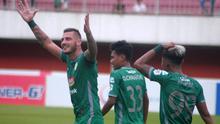 Striker PSS, Yevhen Bokhasvili, disambut rekan-rekannya setelah mencetak gol ke gawang Badak Lampung di Stadion Maguwoharjo (3/12/2019). (Bola.com/Vincentius Atmaja)
