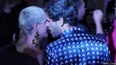 Melansir Ace Showbiz, Katy Perryter lihat sedang bersama seorang pria yang belum diketahui identitasnya. Mereka asik berbincang dan salingberbisik ketika berada di Anema e Core club di Capri, Italy. (Doc. Ace Showbiz)