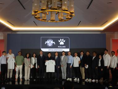 Sejumlah jajaran PSSI dan Kelme berfoto bersama setelah acara perkenalan kerja sama yang berlangsung di Hotel Tribrata, Jakarta, Jumat (23/01/2026). (Bola.com/Bagaskara Lazuardi)