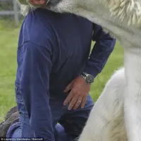 Mark Dumas dengan seekor beruang kutub bernama Agee. (Laurentiu Garofeanu/Barcroft)