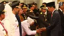 Presiden Joko Widodo memberi selamat kepada Gubernur Jawa Timur Khofifah Indar Parawansa usai pelantikan di Istana Negara, Jakarta, Rabu (13/2). Khofifah dan Emil menggantikan Soekarwo-Saifullah Yusuf (Gus Ipul). (Liputan6.com/Angga Yuniar)