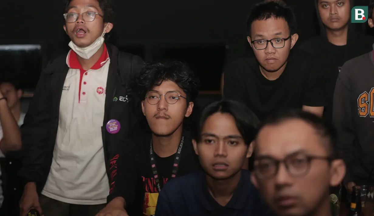 <p>Ekspresi kecewa sejumlah fans MU saat Roaring Night Liga Inggris antara Manchester City melawan Manchester United di Fomo Bar, Melawai, Jakarta, Minggu (03/03/2024) malam WIB. (Bola.com/Pradipta Rama Baskara)</p>